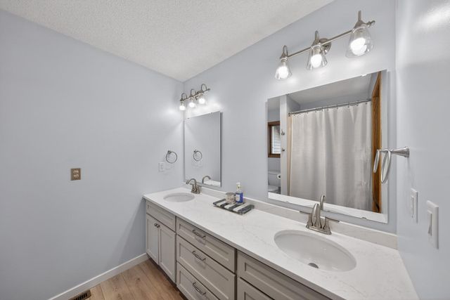 530 Cedar Court NE, Pine Island, MN 55963