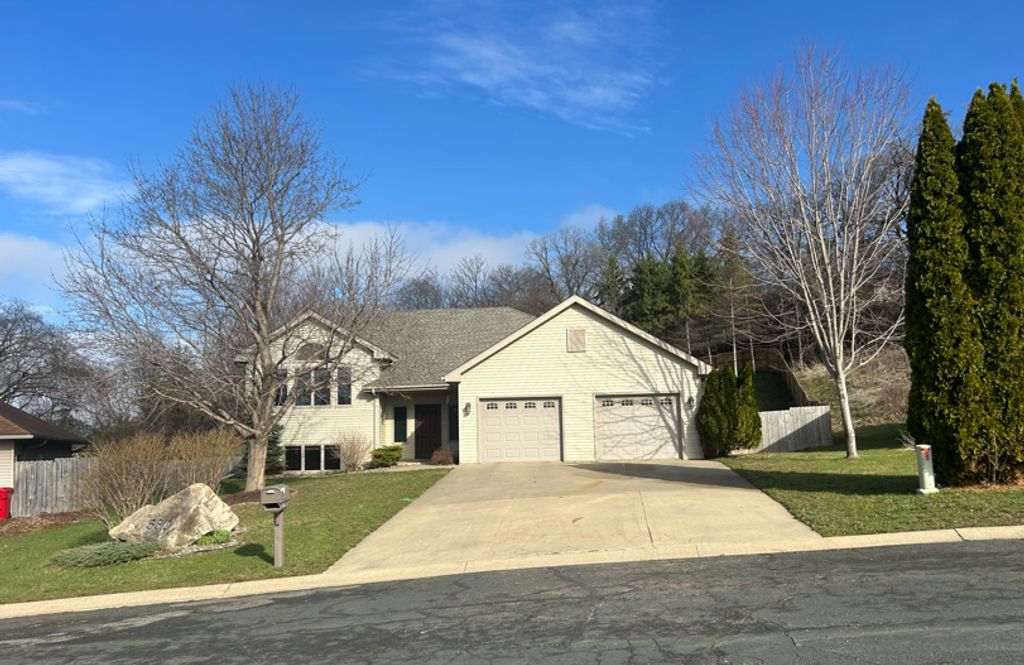 530 Cedar Court NE, Pine Island, MN 55963