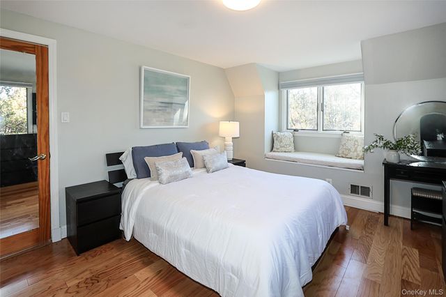 174 Parkside Drive, Roslyn Heights, NY 11577