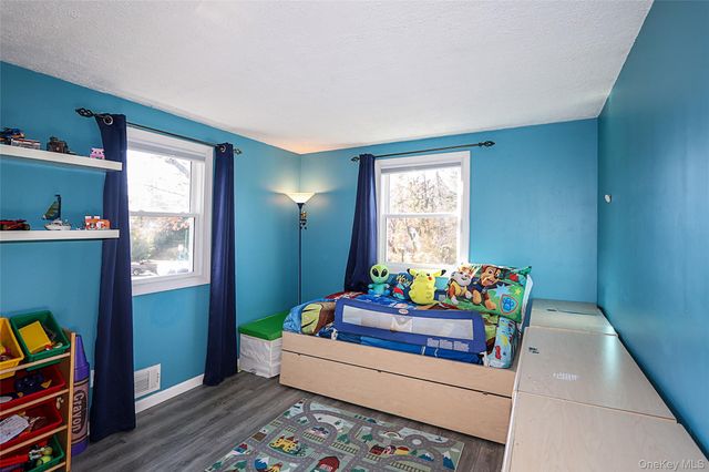 174 Parkside Drive, Roslyn Heights, NY 11577