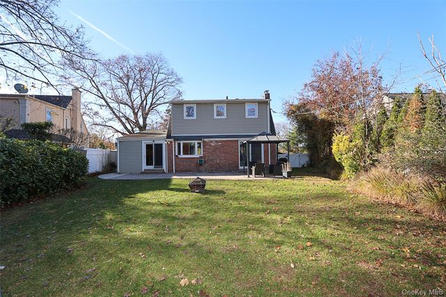 174 Parkside Drive, Roslyn Heights, NY 11577