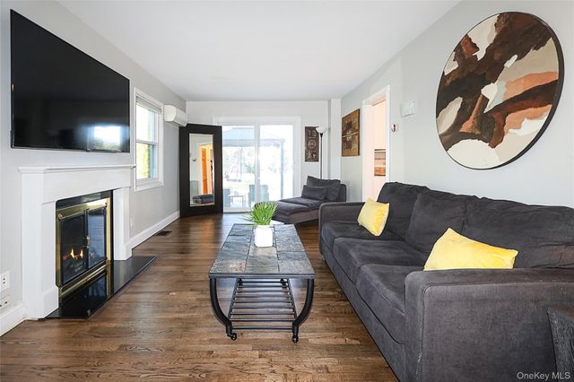 174 Parkside Drive, Roslyn Heights, NY 11577