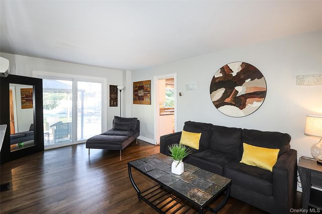 174 Parkside Drive, Roslyn Heights, NY 11577