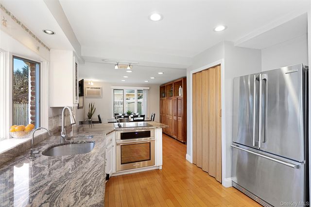 174 Parkside Drive, Roslyn Heights, NY 11577