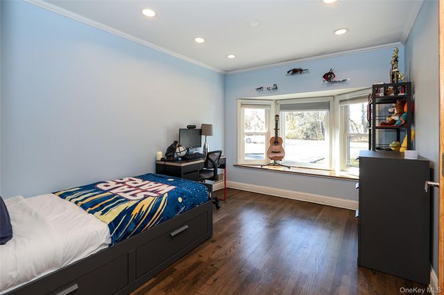 174 Parkside Drive, Roslyn Heights, NY 11577