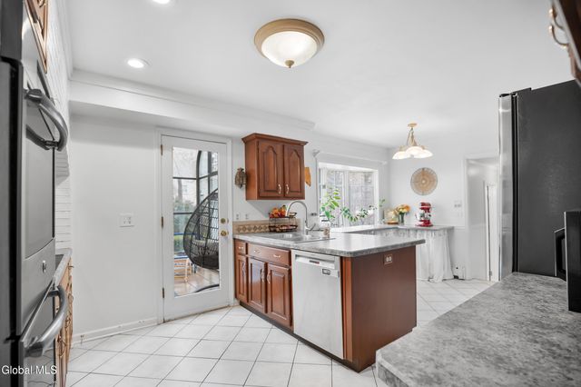 2 Madrid Court, Clifton Park, NY 12065