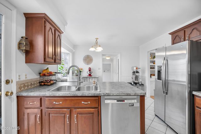 2 Madrid Court, Clifton Park, NY 12065