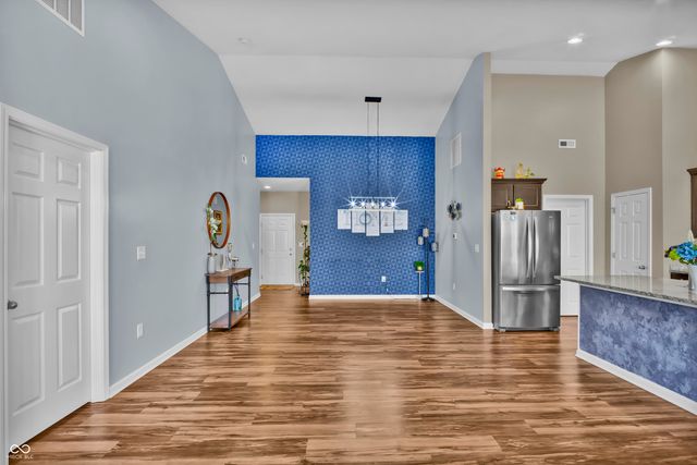 2566 Creek Bank Drive, Columbus, IN 47201