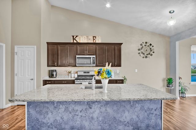 2566 Creek Bank Drive, Columbus, IN 47201