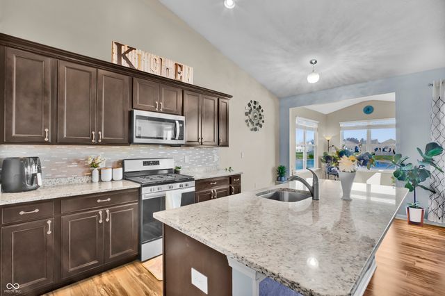 2566 Creek Bank Drive, Columbus, IN 47201