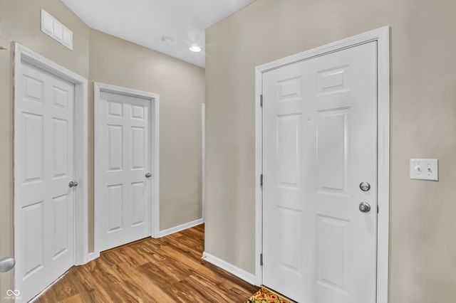 2566 Creek Bank Drive, Columbus, IN 47201