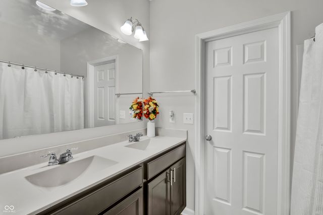 2566 Creek Bank Drive, Columbus, IN 47201