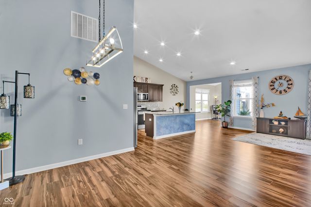 2566 Creek Bank Drive, Columbus, IN 47201