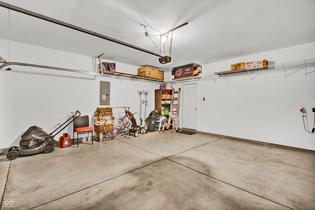 2566 Creek Bank Drive, Columbus, IN 47201