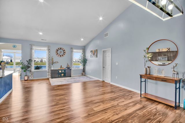 2566 Creek Bank Drive, Columbus, IN 47201