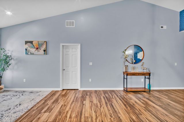 2566 Creek Bank Drive, Columbus, IN 47201