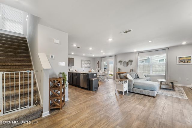 2121 Beauvoir Street, Ocean Springs, MS 39564