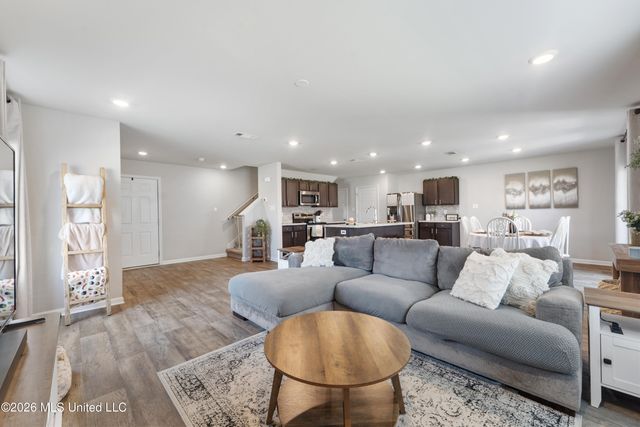 2121 Beauvoir Street, Ocean Springs, MS 39564