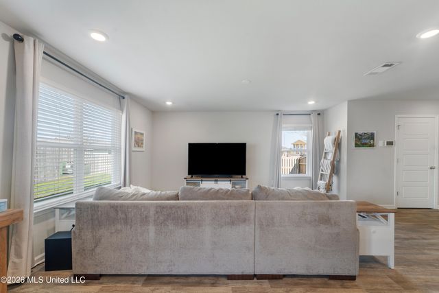 2121 Beauvoir Street, Ocean Springs, MS 39564