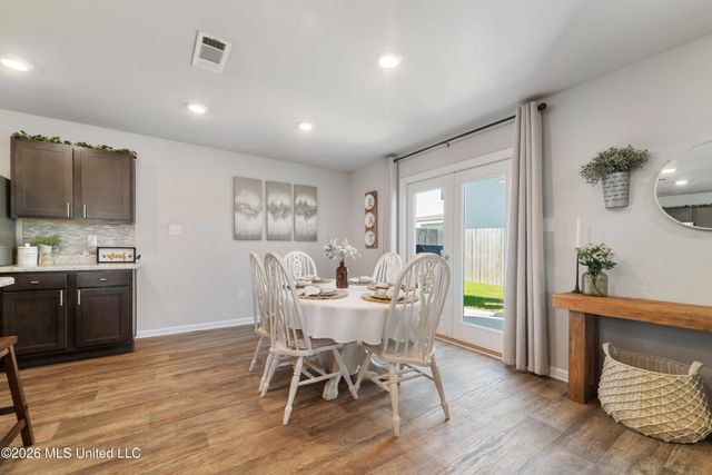 2121 Beauvoir Street, Ocean Springs, MS 39564