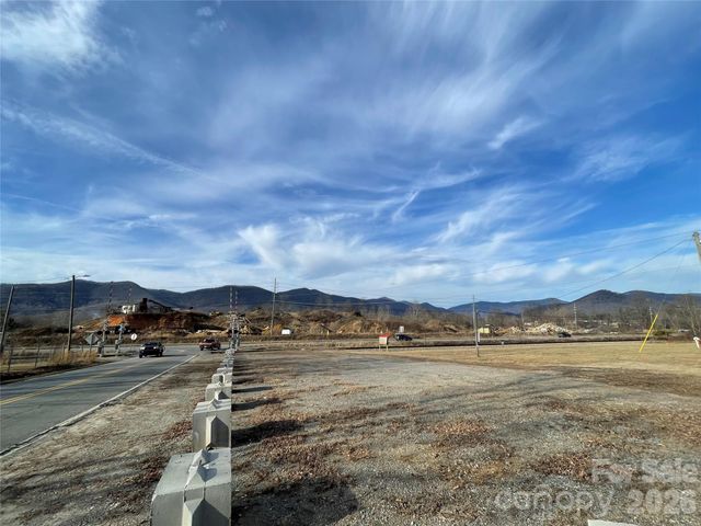 218 Max Metcalf Road, Swannanoa, NC 28778