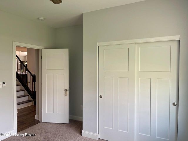 2105 Meadows Edge Ln, Louisville, KY 40245