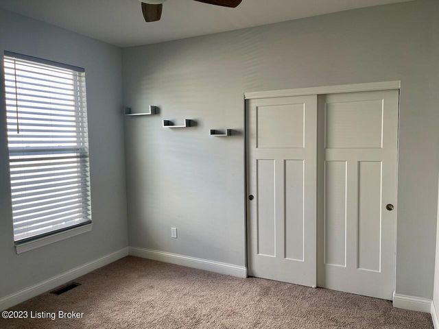 2105 Meadows Edge Ln, Louisville, KY 40245