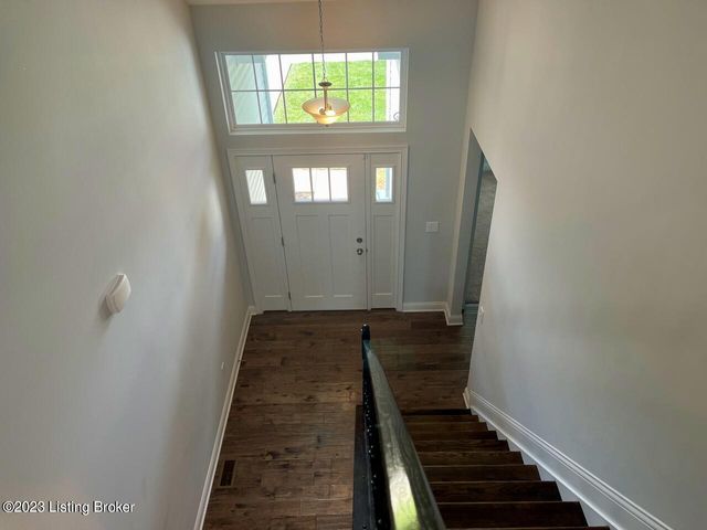 2105 Meadows Edge Ln, Louisville, KY 40245