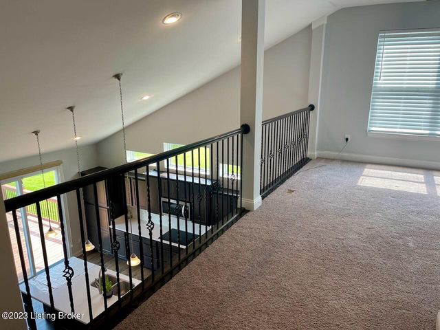 2105 Meadows Edge Ln, Louisville, KY 40245