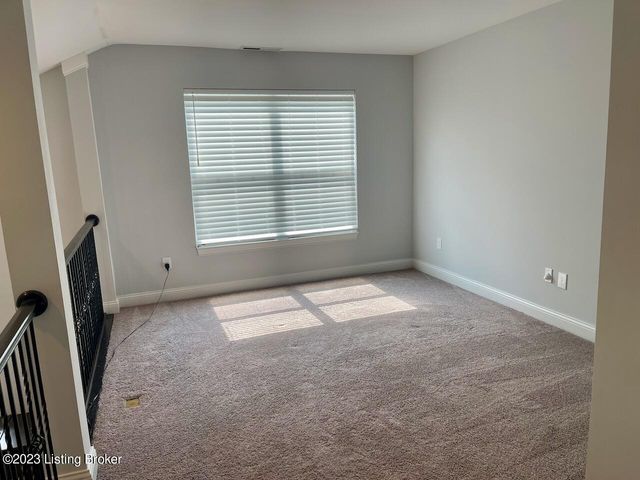 2105 Meadows Edge Ln, Louisville, KY 40245