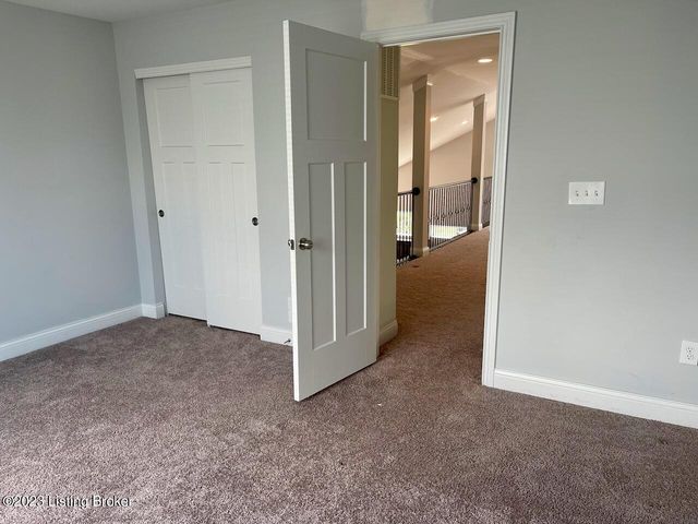 2105 Meadows Edge Ln, Louisville, KY 40245