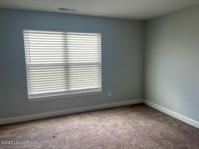 2105 Meadows Edge Ln, Louisville, KY 40245