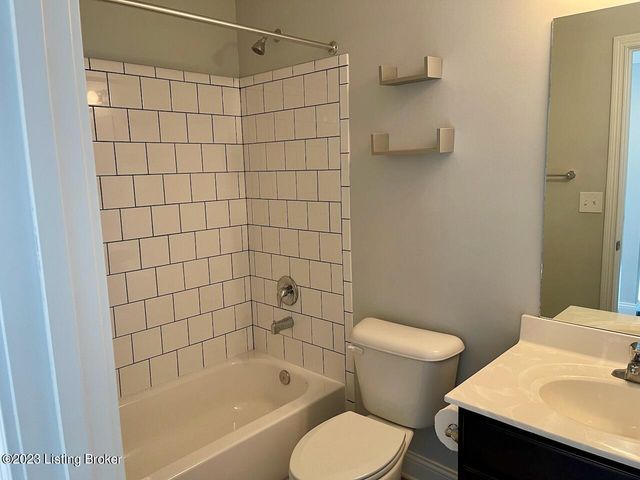 2105 Meadows Edge Ln, Louisville, KY 40245