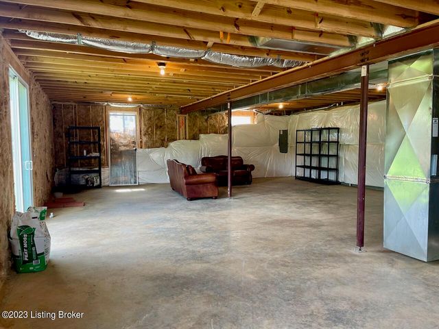 2105 Meadows Edge Ln, Louisville, KY 40245