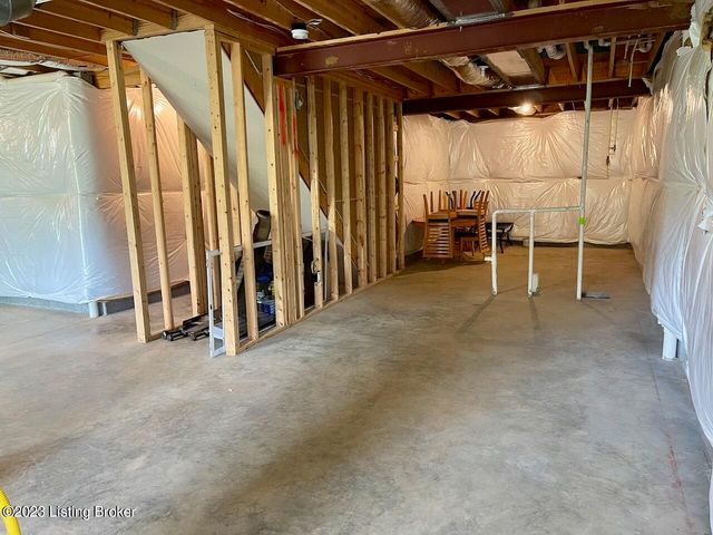 2105 Meadows Edge Ln, Louisville, KY 40245