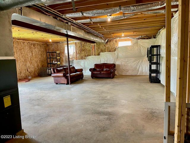 2105 Meadows Edge Ln, Louisville, KY 40245