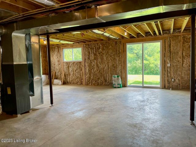 2105 Meadows Edge Ln, Louisville, KY 40245