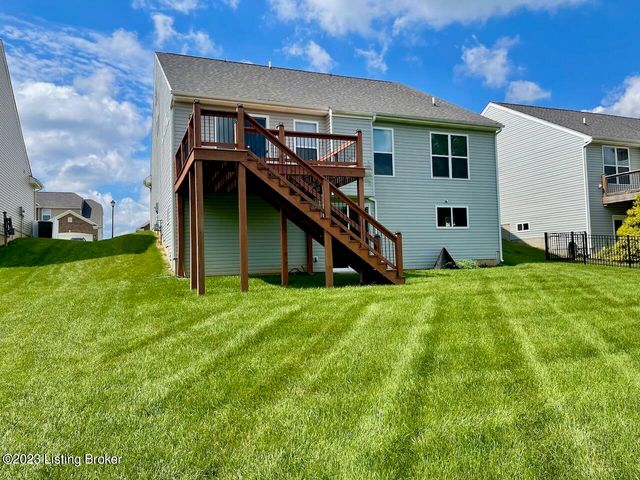 2105 Meadows Edge Ln, Louisville, KY 40245