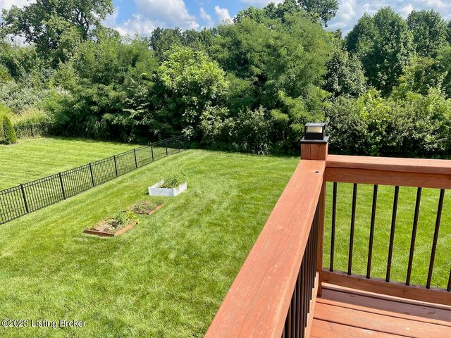 2105 Meadows Edge Ln, Louisville, KY 40245