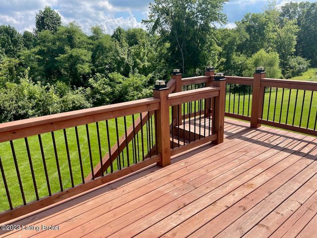 2105 Meadows Edge Ln, Louisville, KY 40245