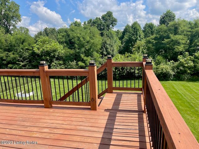 2105 Meadows Edge Ln, Louisville, KY 40245