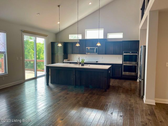 2105 Meadows Edge Ln, Louisville, KY 40245