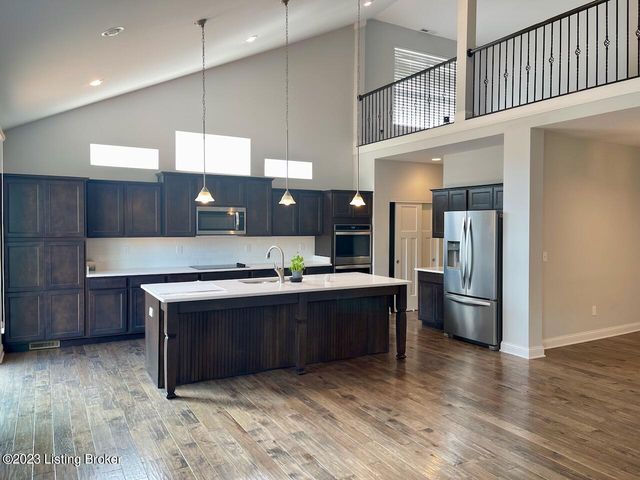 2105 Meadows Edge Ln, Louisville, KY 40245