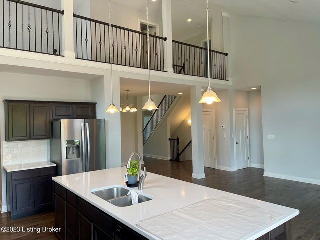 2105 Meadows Edge Ln, Louisville, KY 40245