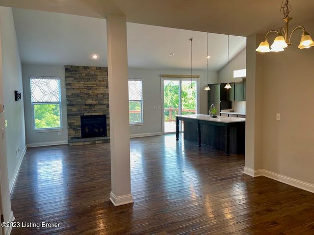 2105 Meadows Edge Ln, Louisville, KY 40245