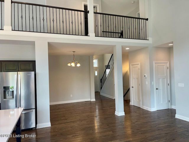 2105 Meadows Edge Ln, Louisville, KY 40245