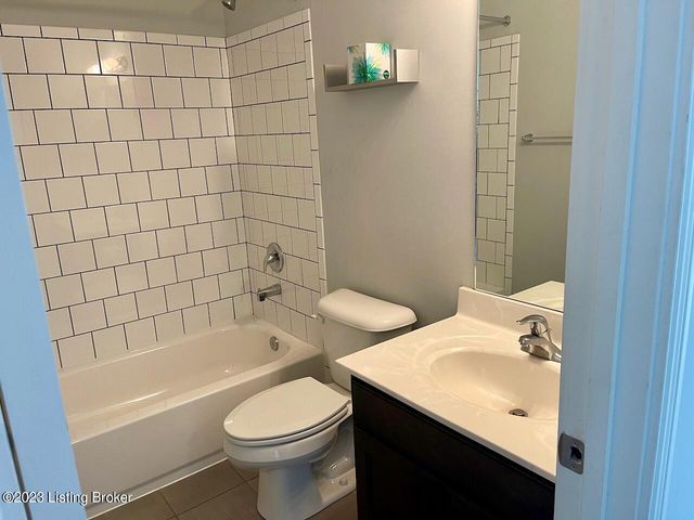 2105 Meadows Edge Ln, Louisville, KY 40245