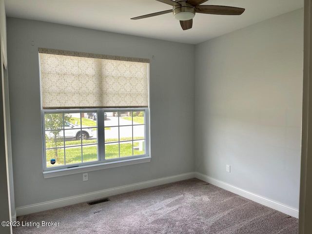 2105 Meadows Edge Ln, Louisville, KY 40245