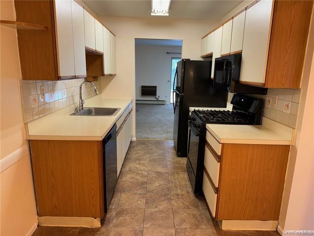 100 HILLSIDE Drive G8, Middletown, NY 10941