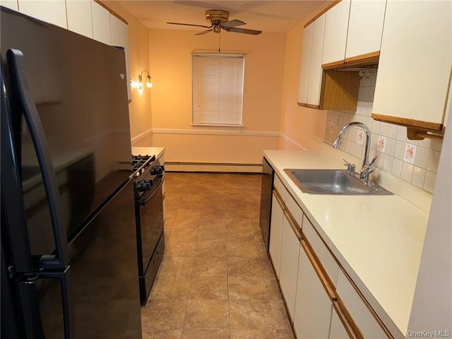 100 HILLSIDE Drive G8, Middletown, NY 10941